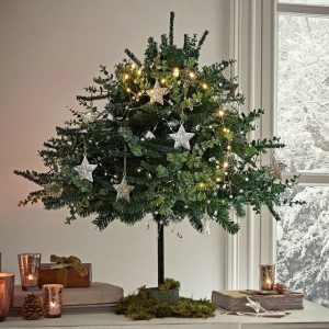 Deko-Baum TALVORA Tannen-/Eukalyptuszweige Betonsockel - Mix aus Tannen- und Eukalyptuszweigen - Ganzjährig dekorativ - Betonsockel für Stabilität