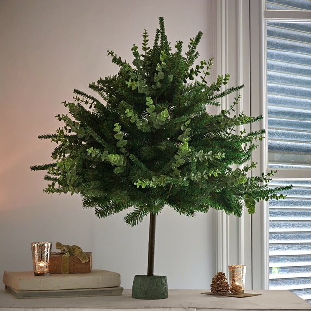 Deko-Baum Talvora - Mix aus Tannen- und Eukalyptuszweigen - Ganzjährig dekorativ - Betonsockel für Stabilität