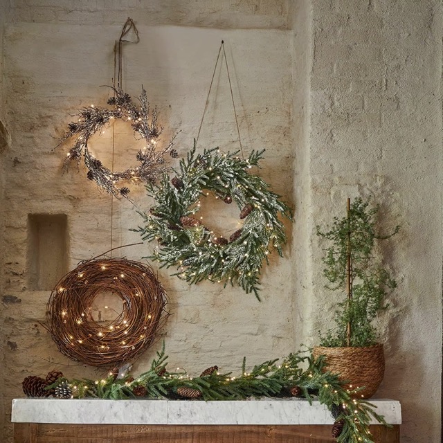 LED-Kranz-Sahani - Eisendraht - PU - grün - Gestell aus Kiefernzweigen - 100 warmweiße LEDs - Outdoorgeeignet