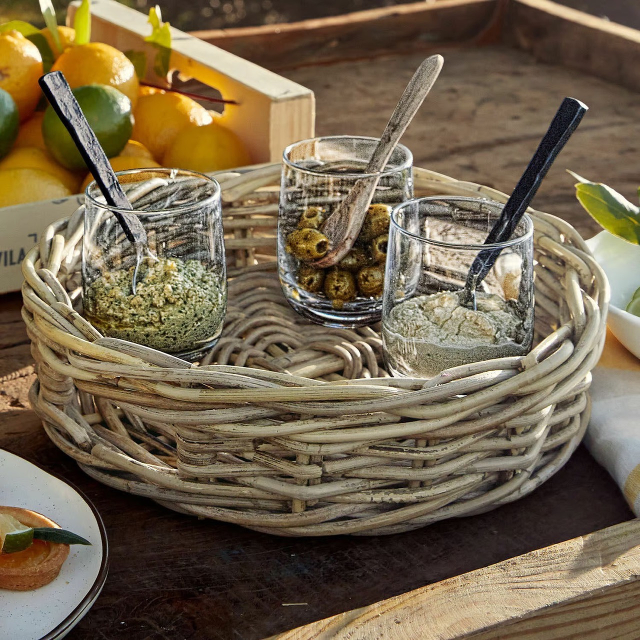 Tablett Duras - Naturmaterial Rattan - Traditionelle Handwerkskunst - Stabil und lange haltbar - Mit praktischen Griffmulden - #20567