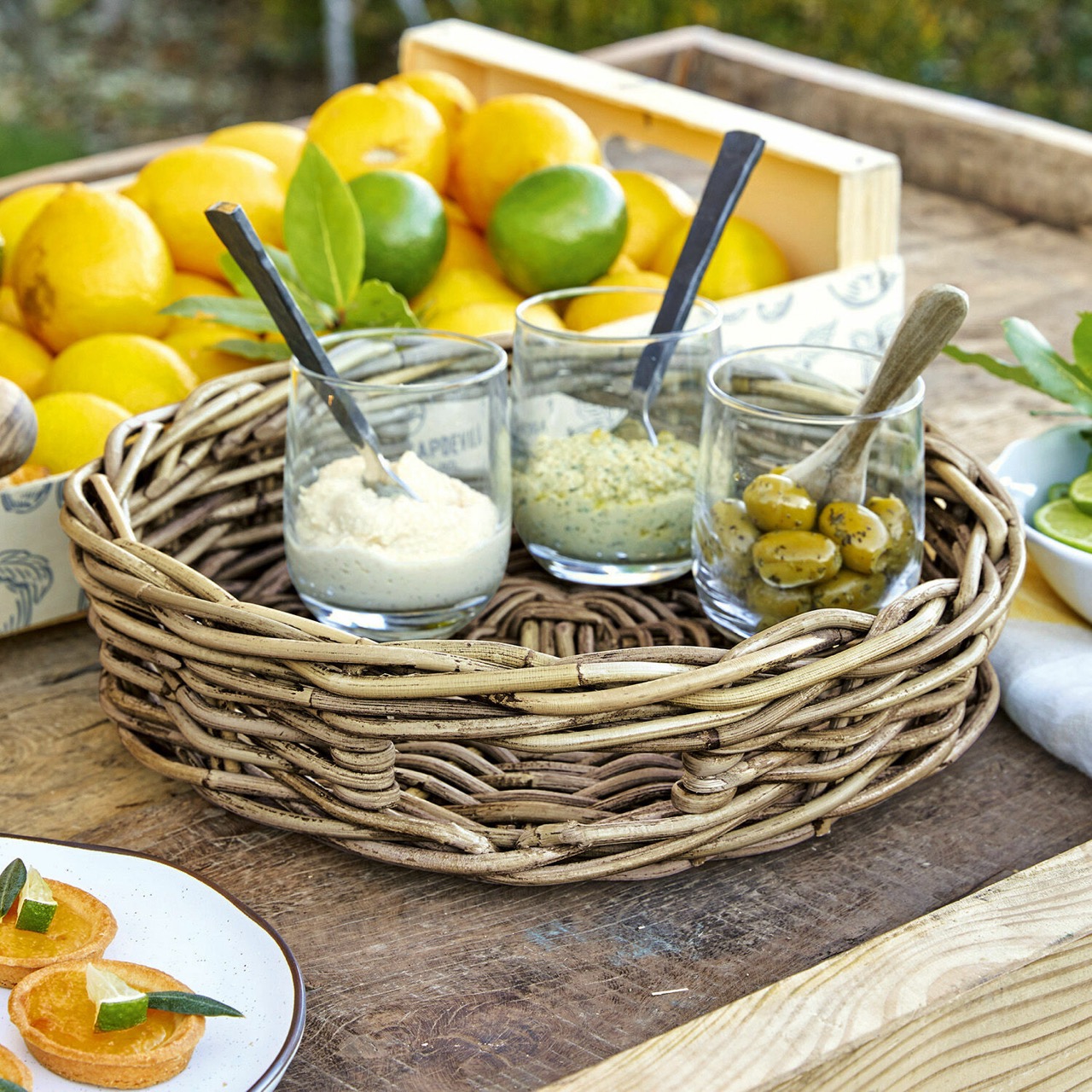 Tablett Duras - Naturmaterial Rattan - Traditionelle Handwerkskunst - Stabil und lange haltbar - Mit praktischen Griffmulden - #20567