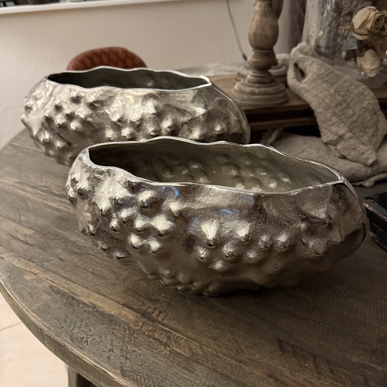 • Moderne Vase aus Aluminium • Edle strukturierte Oberfläche • Perfekt für Tisch- und Wohnraumdekoration • Zeitloses und elegantes Design • Vielseitig dekorierbar